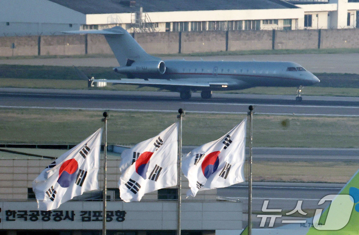 (서울=뉴스1) 장수영 기자 = 도널드 트럼프 미국 대통령의 장남 트럼프 주니어가 탑승한 항공기가 29일 서울 강서구 김포공항에 착륙하고 있다.정용진 신세계그룹 회장의 초청으로 한 …