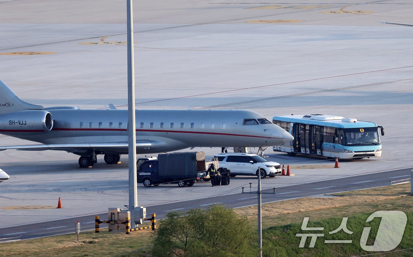 본문 이미지 - 도널드 트럼프 미국 대통령의 장남 트럼프 주니어가 탑승한 항공기가 29일 서울 강서구 김포공항에 착륙해 있다. (공동취재) 2025.4.29/뉴스1 ⓒ News1 장수영 기자