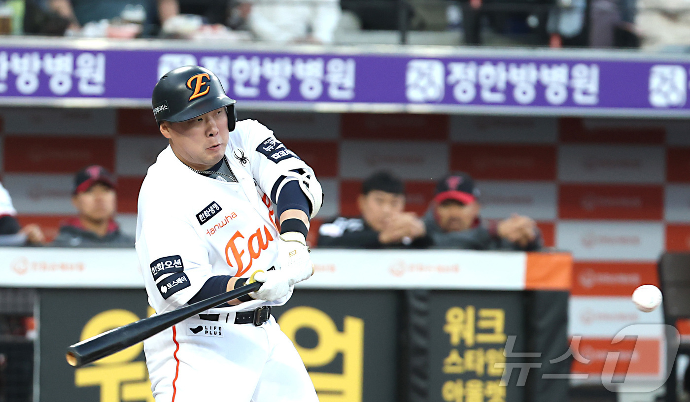 (대전=뉴스1) 김기남 기자 = 29일 대전 한화생명볼파크에서 열린 '2025 신한 SOL 뱅크 KBO리그' 프로야구 한화 이글스와 LG 트윈스 경기에서 한화 안치용이 타격하고 있 …