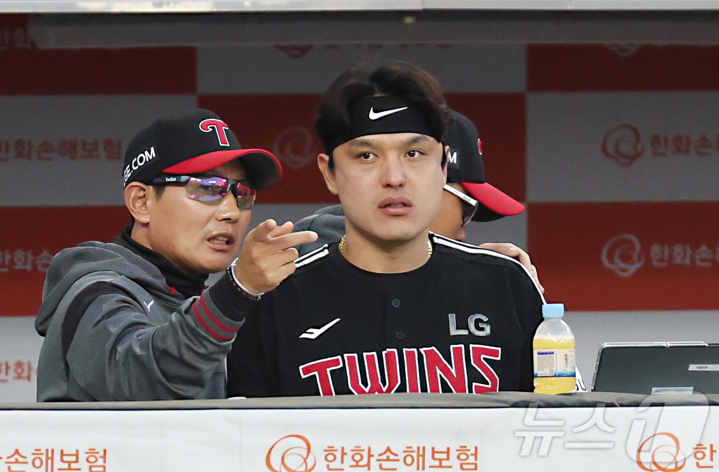 (대전=뉴스1) 김기남 기자 = 29일 대전 한화생명볼파크에서 열린 '2025 신한 SOL 뱅크 KBO리그' 프로야구 한화 이글스와 LG 트윈스 경기에서 LG 염경엽 간독이 박동원 …