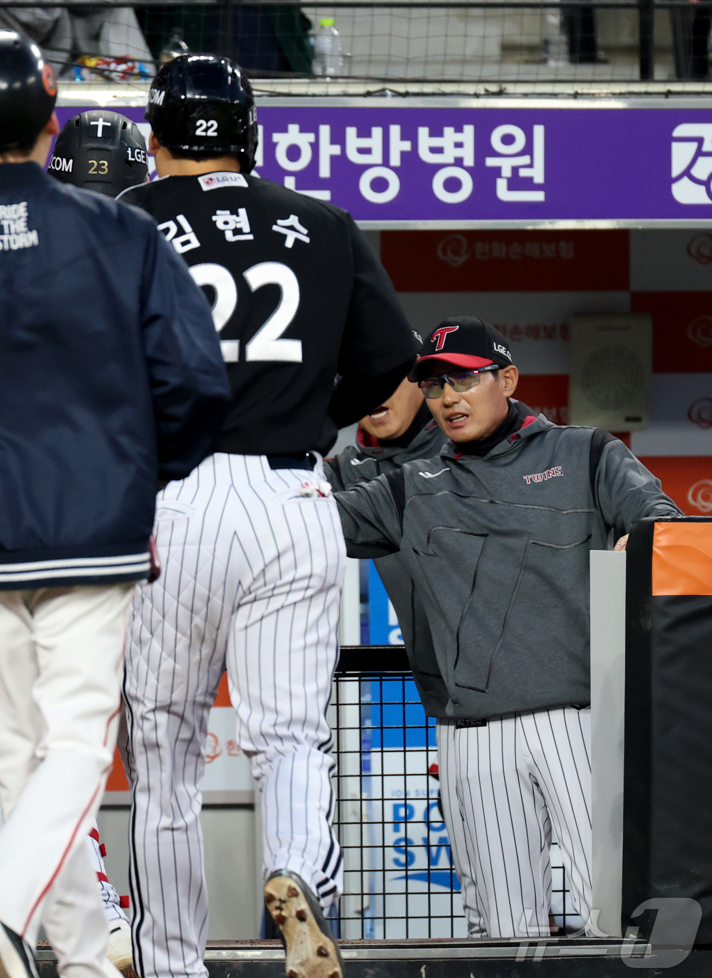 (대전=뉴스1) 김기남 기자 = 29일 대전 한화생명볼파크에서 열린 '2025 신한 SOL 뱅크 KBO리그' 프로야구 한화 이글스와 LG 트윈스 경기에서 3회초 LG 오스틴이 2점 …