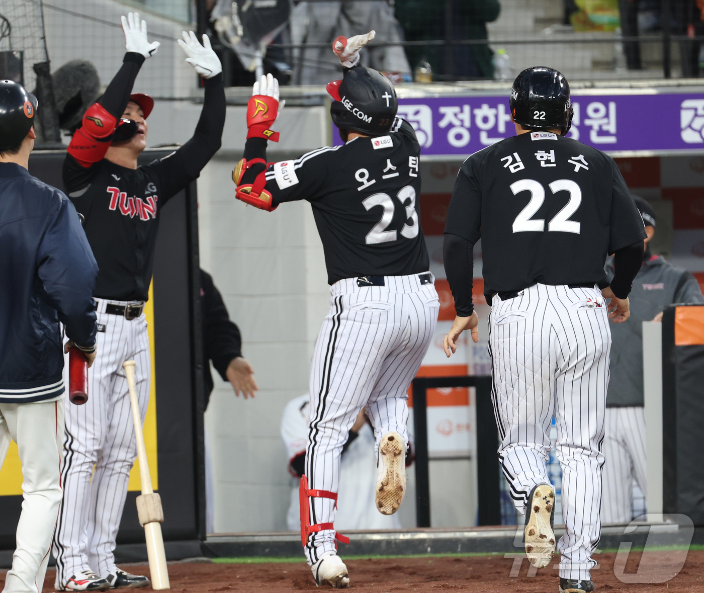 (대전=뉴스1) 김기남 기자 = 29일 대전 한화생명볼파크에서 열린 '2025 신한 SOL 뱅크 KBO리그' 프로야구 한화 이글스와 LG 트윈스 경기에서 3회초 LG 오스틴이 2점 …