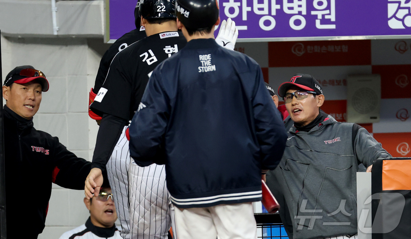 (대전=뉴스1) 김기남 기자 = 29일 대전 한화생명볼파크에서 열린 '2025 신한 SOL 뱅크 KBO리그' 프로야구 한화 이글스와 LG 트윈스 경기에서 3회초 LG 오스틴이 2점 …