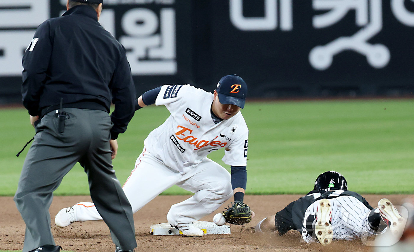 (대전=뉴스1) 김기남 기자 = 29일 대전 한화생명볼파크에서 열린 '2025 신한 SOL 뱅크 KBO리그' 프로야구 한화 이글스와 LG 트윈스 경기에서 4회초 LG 박해민이 2루 …