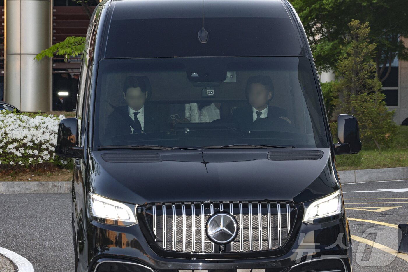 본문 이미지 - 도널드 트럼프 미국 대통령의 장남 트럼프 주니어가 탑승항 차량이 29일 오후 서울 강서구 서울김포비즈니스항공센터에서 이동하고 있다.  (공동취재) 2025.4.29/뉴스1 ⓒ News1 장수영 기자