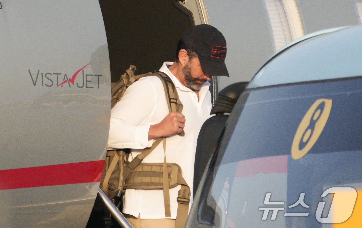 본문 이미지 - 도널드 트럼프 미국 대통령의 장남 트럼프 주니어가 29일 서울 강서구 김포공항에 도착, 전용기에서 내리고 있다. 정용진 신세계그룹 회장의 초청으로 한국을 찾는 트럼프 주니어는 국내 주요 대기업 총수와 개별 면담을 가질 예정이다. 2025.4.29/뉴스1 ⓒ News1 공항사진기자단
