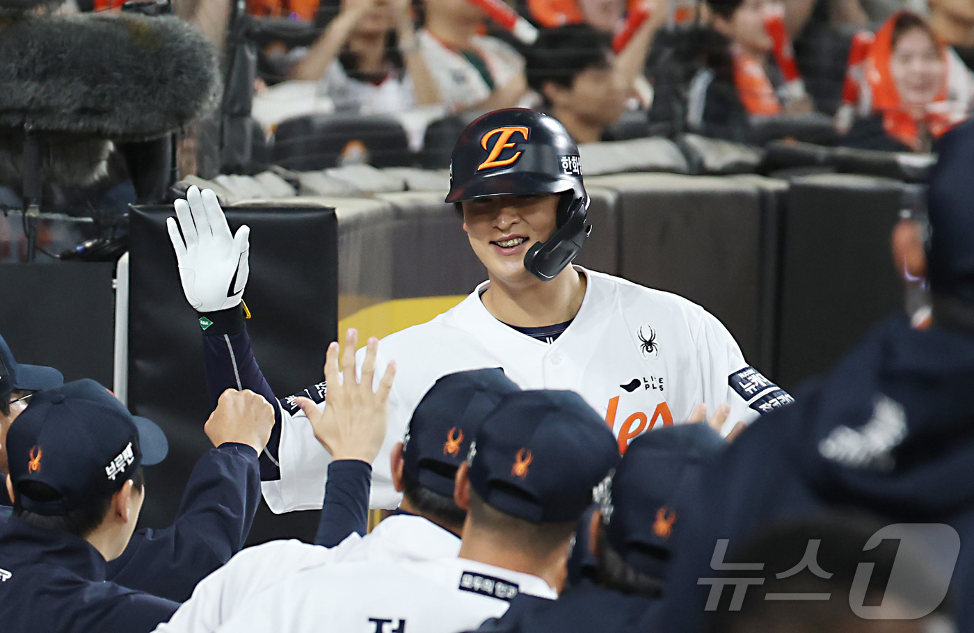 (대전=뉴스1) 김기남 기자 = 29일 대전 한화생명볼파크에서 열린 '2025 신한 SOL 뱅크 KBO리그' 프로야구 한화 이글스와 LG 트윈스 경기에서 4회말 한화 이진영이 동점 …