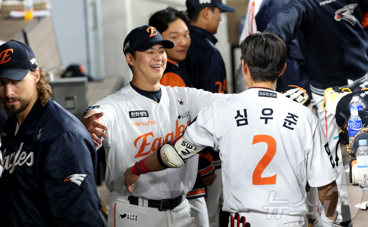 (대전=뉴스1) 김기남 기자 = 29일 대전 한화생명볼파크에서 열린 '2025 신한 SOL 뱅크 KBO리그' 프로야구 한화 이글스와 LG 트윈스 경기에서 4회말 한화 심우준이 역전 …