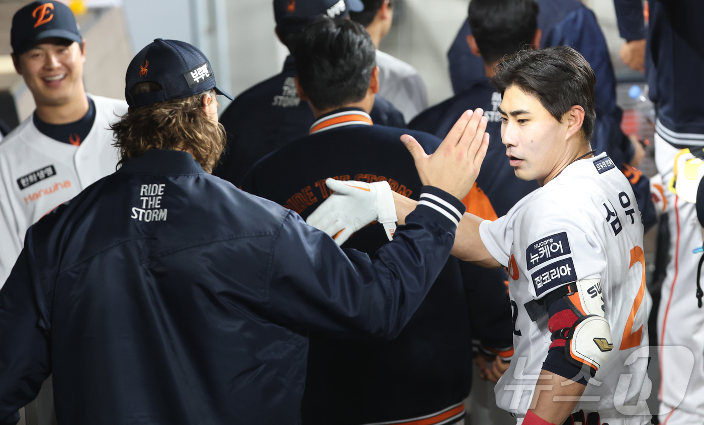 (대전=뉴스1) 김기남 기자 = 29일 대전 한화생명볼파크에서 열린 '2025 신한 SOL 뱅크 KBO리그' 프로야구 한화 이글스와 LG 트윈스 경기에서 4회말 한화 심우준이 역전 …