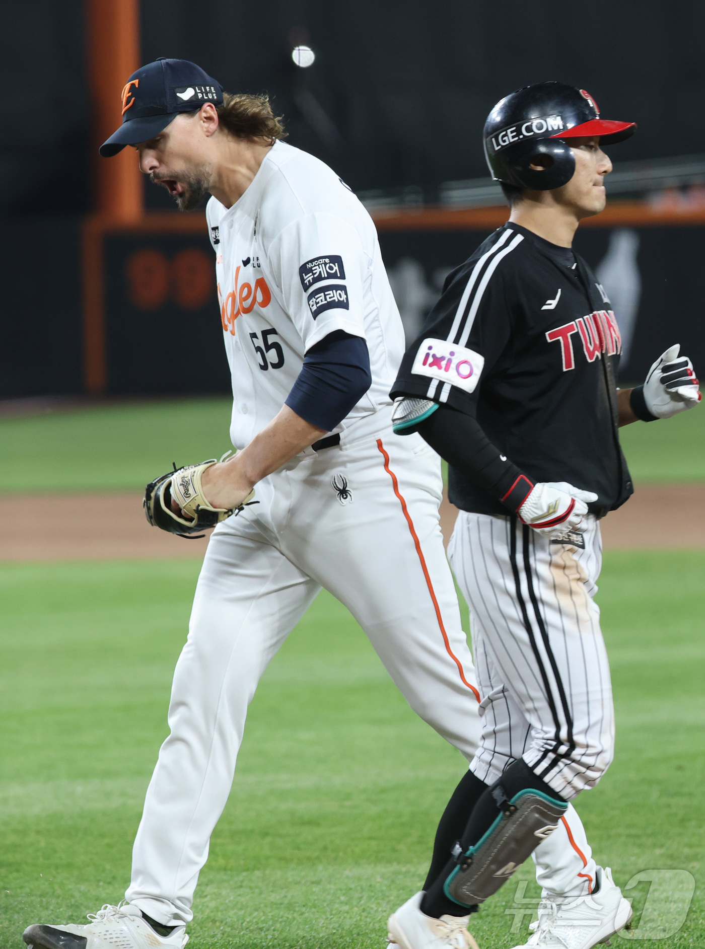 (대전=뉴스1) 김기남 기자 = 29일 대전 한화생명볼파크에서 열린 '2025 신한 SOL 뱅크 KBO리그' 프로야구 한화 이글스와 LG 트윈스 경기에서 한화 와이스가 6회초 위기 …