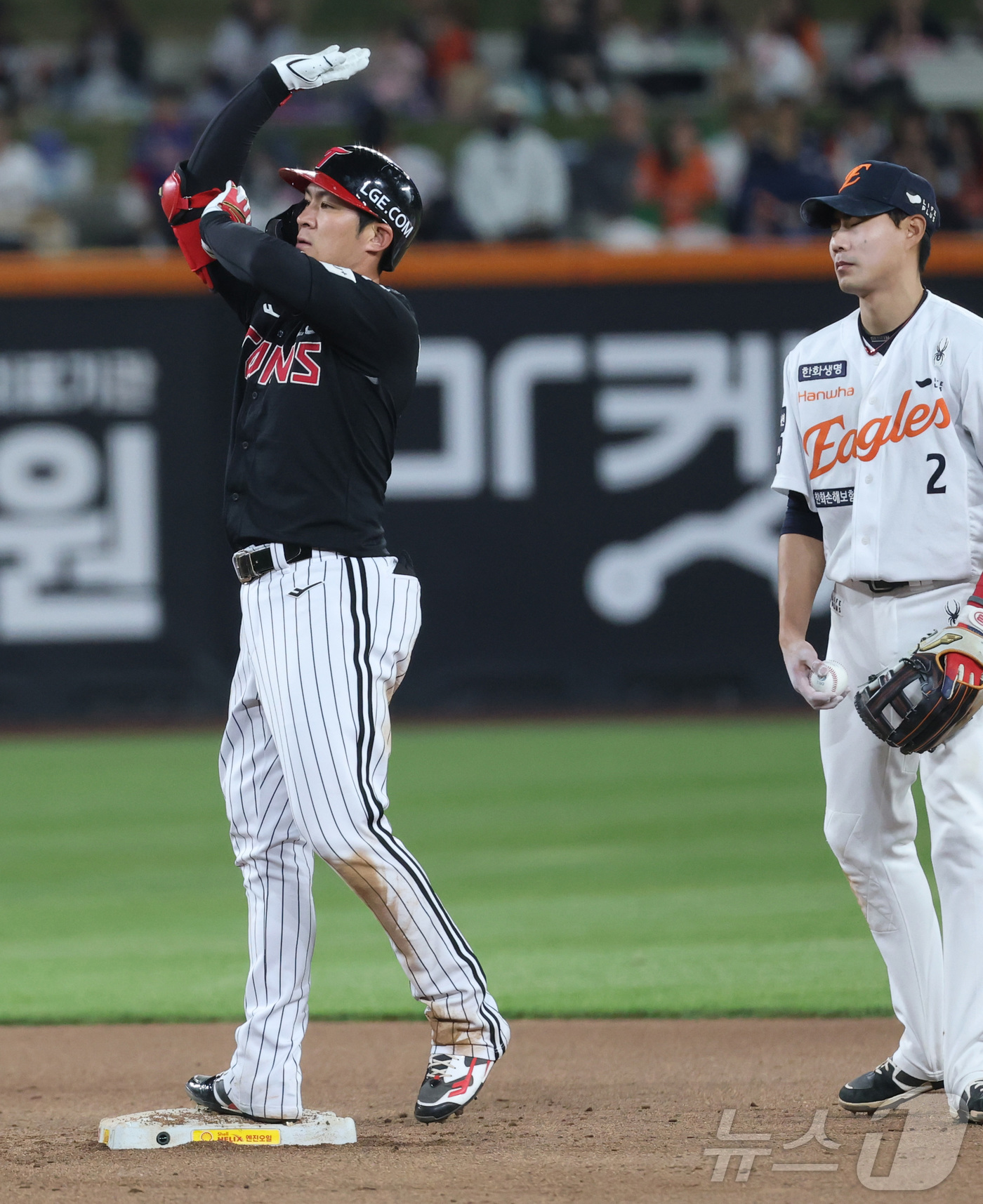 (대전=뉴스1) 김기남 기자 = 29일 대전 한화생명볼파크에서 열린 '2025 신한 SOL 뱅크 KBO리그' 프로야구 한화 이글스와 LG 트윈스 경기에서 LG 오지환이 8회초 2사 …