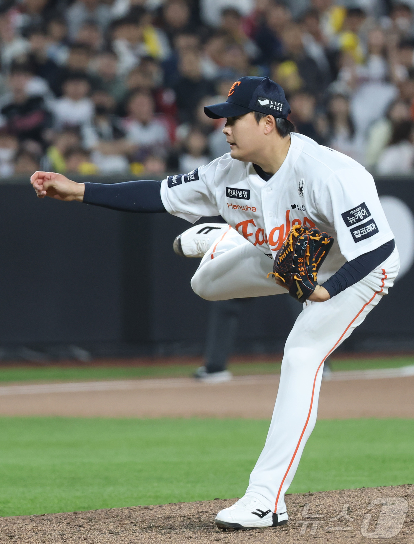 (대전=뉴스1) 김기남 기자 = 29일 대전 한화생명볼파크에서 열린 '2025 신한 SOL 뱅크 KBO리그' 프로야구 한화 이글스와 LG 트윈스 경기에서 한화 한승혁이 투구하고 있 …