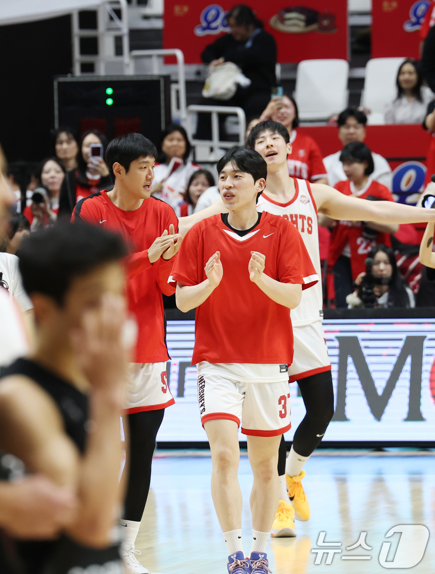 (수원=뉴스1) 김영운 기자 = 29일 오후 경기 수원시 권선구 수원KT소닉붐아레나에서 열린 '2024-2025 KCC 프로농구' 4강 플레이오프 4차전, 수원 KT와 서울 SK의 …