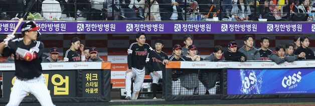 3연패에 굳어진 LG 선수들