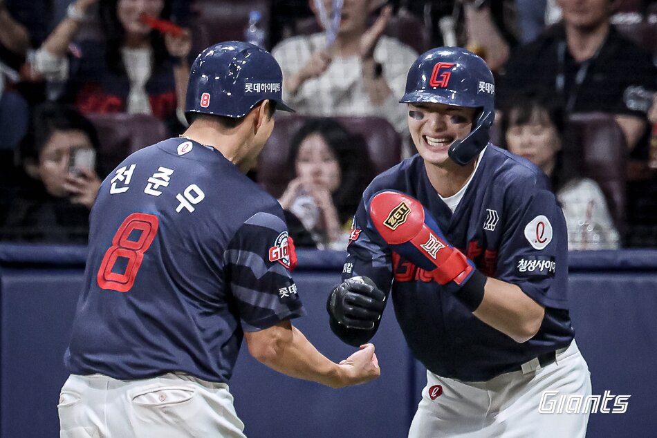 본문 이미지 - 롯데 자이언츠는 29일 열린 KBO리그 고척 키움 히어로즈전에서 장단 17안타를 몰아쳐 9-3으로 이겼다. (롯데 자이언츠 제공)