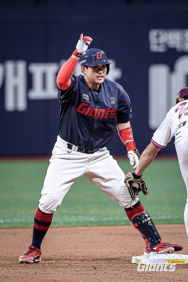 본문 이미지 - 롯데 자이언츠 유강남은 29일 열린 KBO리그 고척 키움 히어로즈전에서 3타수 2안타 1볼넷 2타점 1득점으로 활약했다. (롯데 자이언츠 제공)
