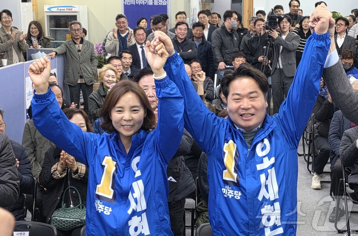 (아산=뉴스1) 이시우 기자 = 2일 실시된 아산시장 재선거에 출마한 오세현 더불어민주당 후보(오른쪽)가 당선이 확정되자 충남 아산시 모종동에 마련한 선거사무소에서 아내 윤순원 씨 …
