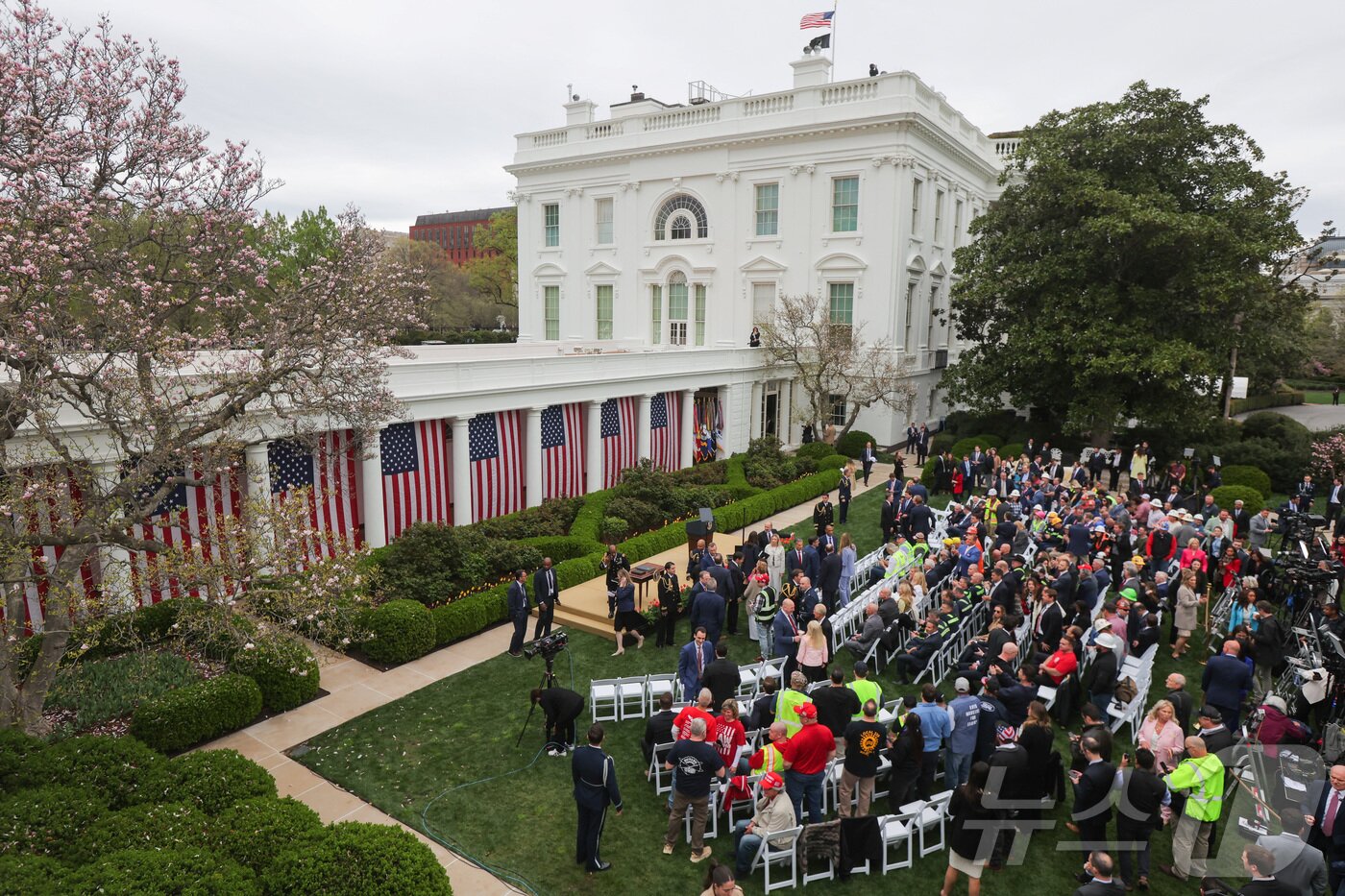 본문 이미지 - 도널드 트럼프 미국 대통령이 2일(현지시간) 상호관세를 발표할 예정인 워싱턴DC 백악관 로즈가든에 백악관 관계자와 취재진이 모여있다. ⓒ 로이터=뉴스1 