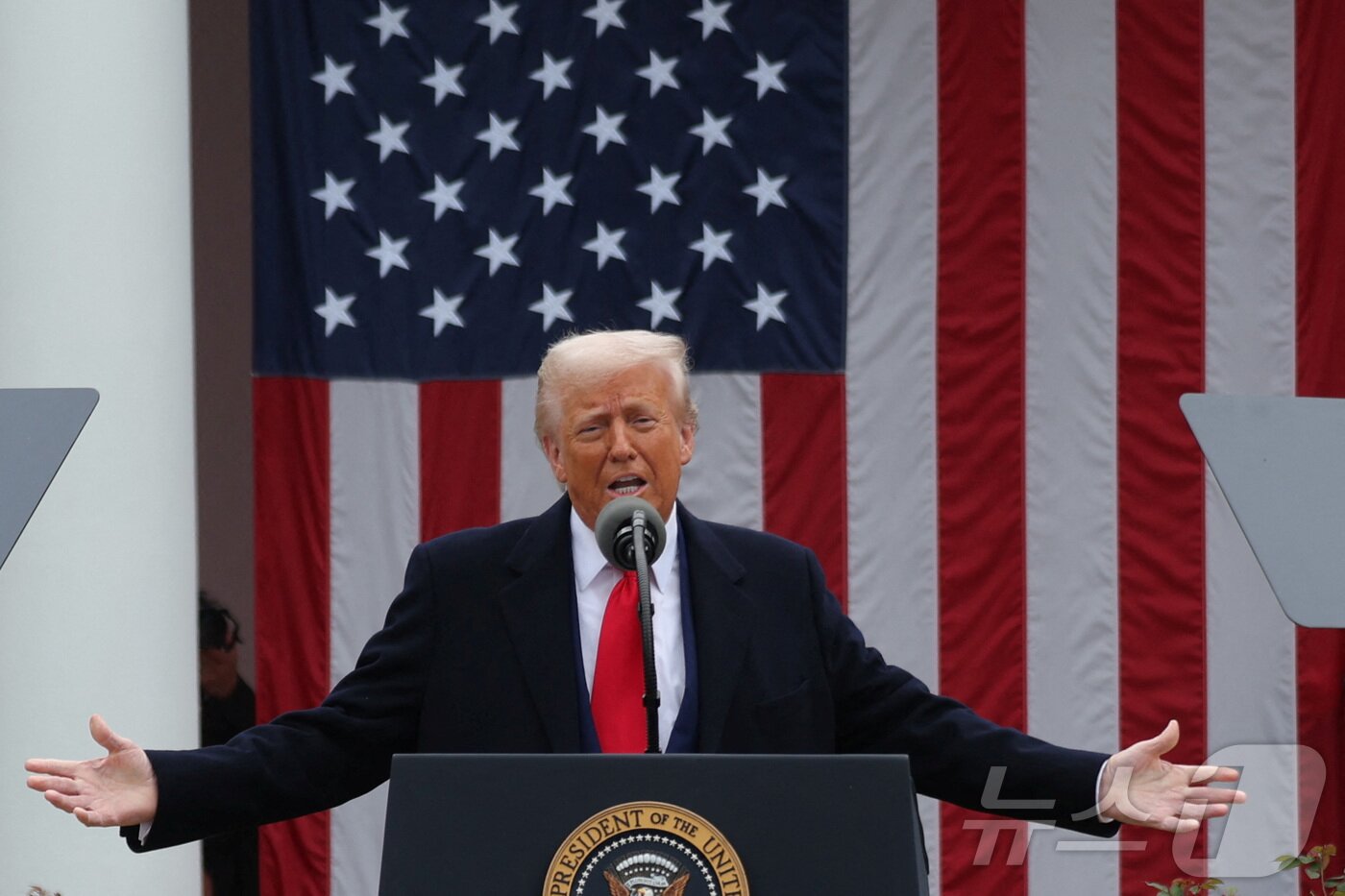 본문 이미지 - 도널드 트럼프 미국 대통령이 2일(현지시간) 미국 워싱턴DC 백악관 로즈가든에서 "오늘은 미국 해방의 날＂이라면서 ＂역사적 상호관세에 서명할 것＂이라고 밝히고 있다. ⓒ 로이터=뉴스1 