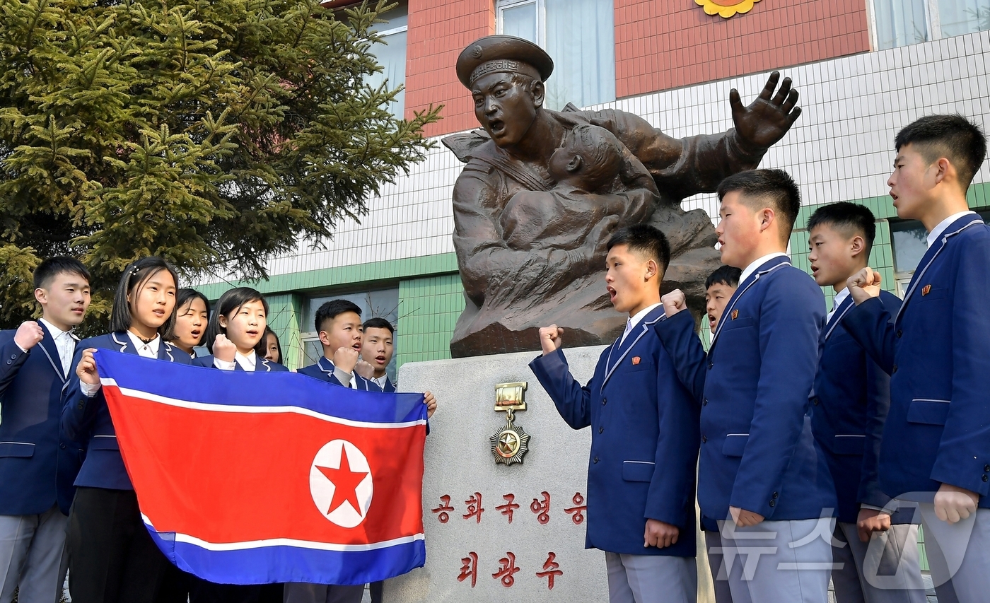 (평양 노동신문=뉴스1) = 북한 노동당 기관지 노동신문은 3일 선교구역 리광수고급중학교에서 "졸업을 앞두고 영웅의 숭고한 넋을 이어 조국을 총대로 굳건히 수호해갈 굳은 맹세를 다 …