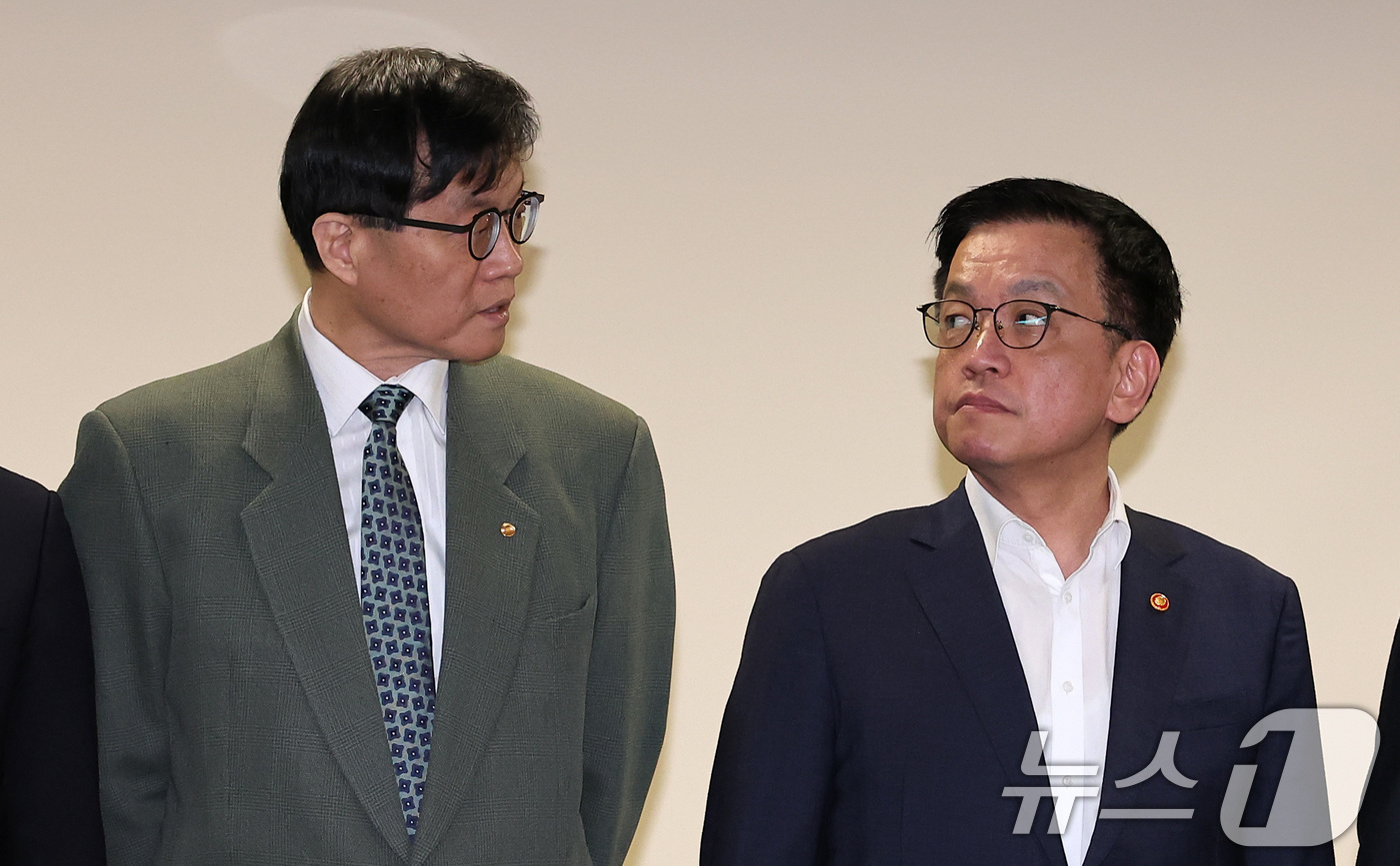(서울=뉴스1) 김성진 기자 = 최상목 경제부총리 겸 기획재정부 장관(오른쪽)과 이창용 한국은행 총재이 3일 오전 서울 중구 은행회관에서 열린 거시경제금융현안간담회에 앞서 대화를 …