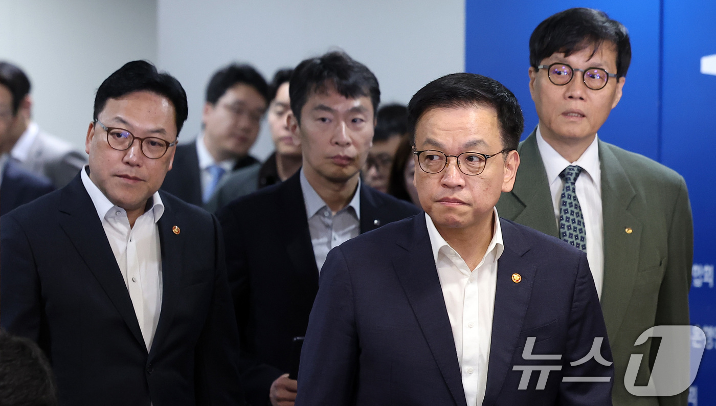 (서울=뉴스1) 김성진 기자 = 김병환 금융위원장(왼쪽부터), 이복현 금융감독원장, 최상목 경제부총리 겸 기획재정부 장관, 이창용 한국은행 총재가 3일 오전 서울 중구 은행회관에서 …