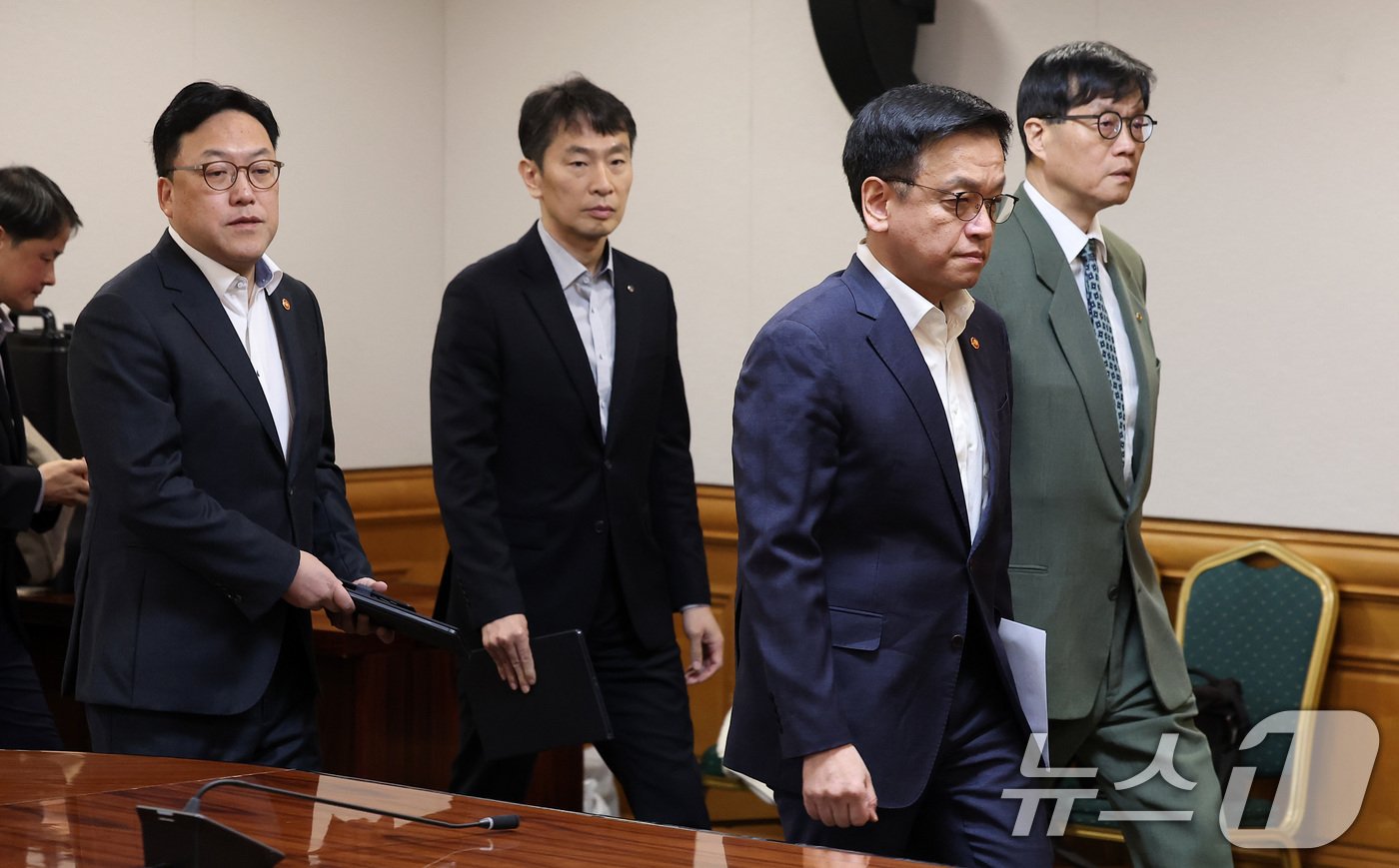 (서울=뉴스1) 김성진 기자 = 김병환 금융위원장(왼쪽부터), 이복현 금융감독원장, 최상목 경제부총리 겸 기획재정부 장관, 이창용 한국은행 총재가 3일 오전 서울 중구 은행회관에서 …