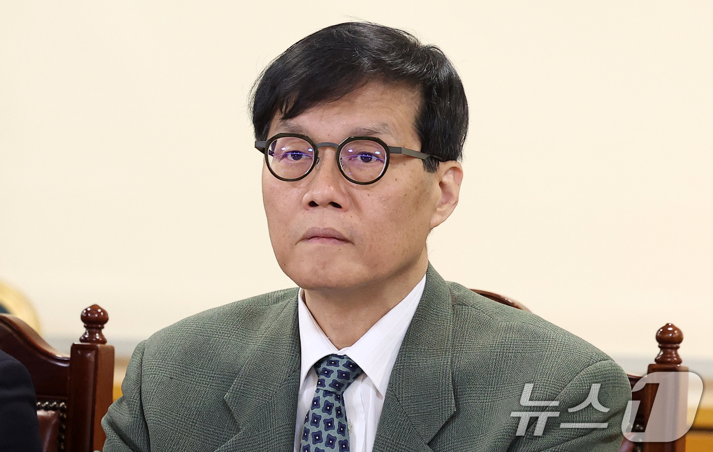 (서울=뉴스1) 김성진 기자 = 이창용 한국은행 총재가 3일 오전 서울 중구 은행회관에서 열린 거시경제금융현안간담회에서 최상목 경제부총리 겸 기획재정부 장관의 모두발언을 듣고 있다 …