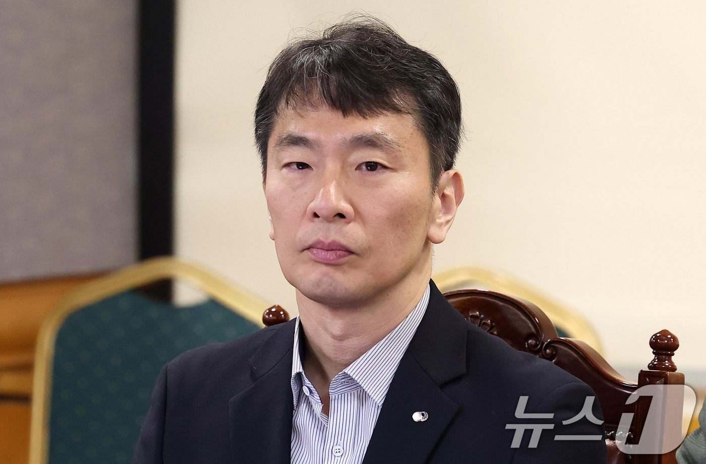 (서울=뉴스1) 김성진 기자 = 이복현 금융감독원장이 3일 오전 서울 중구 은행회관에서 열린 거시경제금융현안간담회에서 최상목 경제부총리 겸 기획재정부 장관의 모두발언을 듣고 있다. …