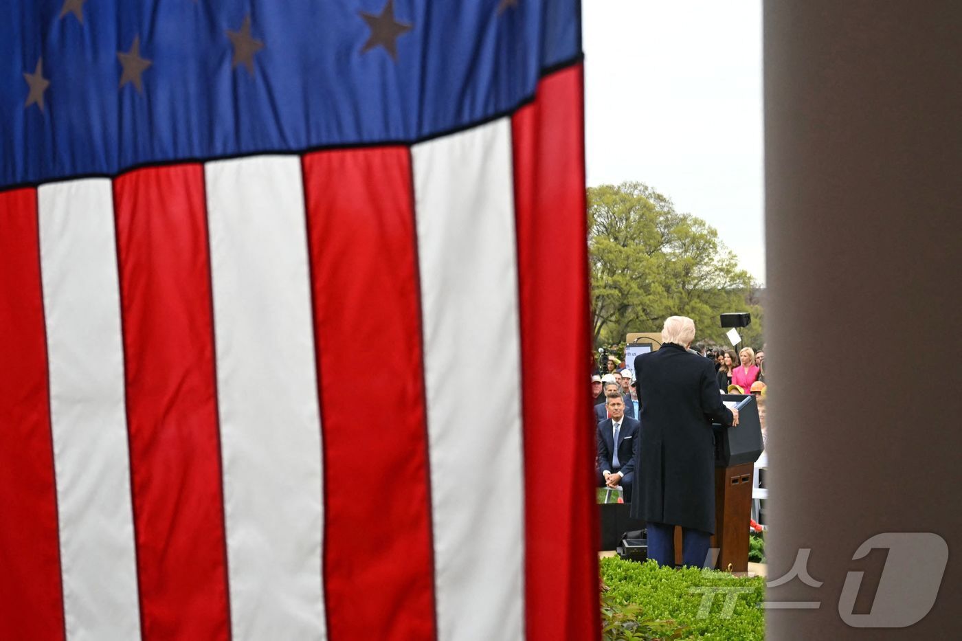 본문 이미지 - 도널드 트럼프 미국 대통령이 2일(현지시간) 미국 워싱턴 D.C. 백악관 로즈가든에서 상호 관세 부과 방침을 전격 발표하고 있다. ⓒ AFP=뉴스1