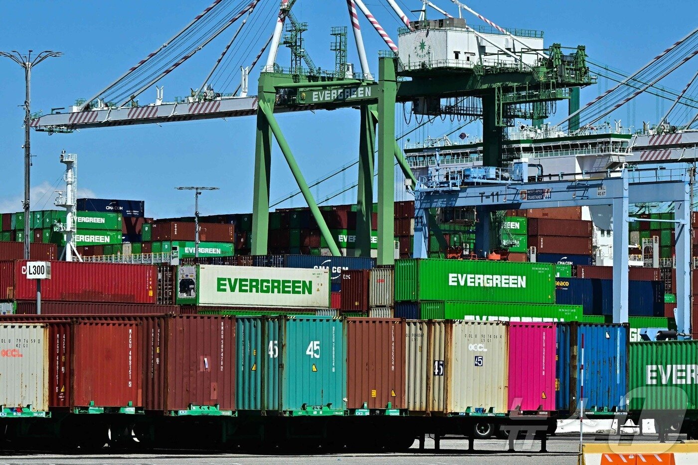 본문 이미지 - 2일(현지시간) 미국 캘리포니아 롱비치의 롱비치 항구에 컨테이너가 쌓여 있다 ⓒ AFP=뉴스1