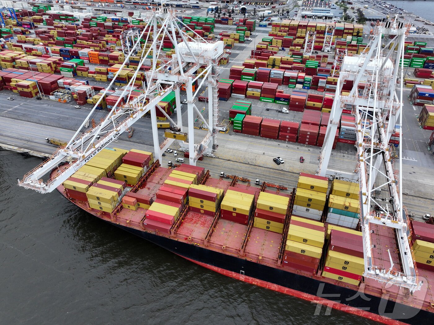본문 이미지 - 2일(현지시간) 미국 메릴랜드주 볼티모어 항구에서 선박에 컨테이너가 실려있다. ⓒ 로이터=뉴스1