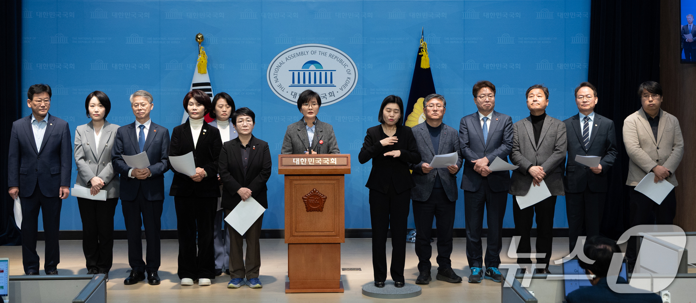 (서울=뉴스1) 이재명 기자 = 더불어민주당 기후위기행동의원 모임 '비상' 소속 의원들이 3일 오전 서울 여의도 국회 소통관에서 산불 등 기후 재난 대응 촉구 기자회견을 하고 있다 …