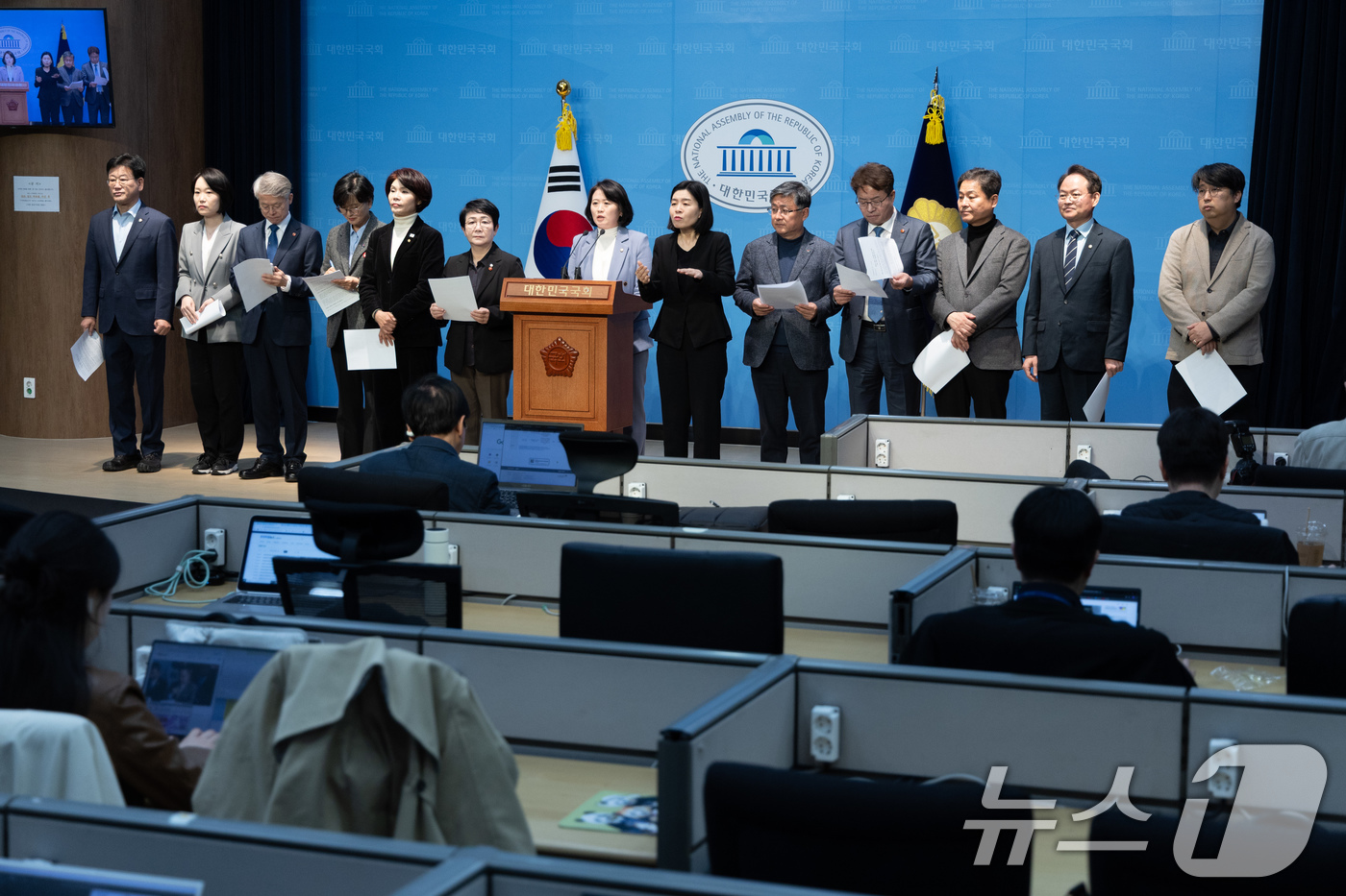 (서울=뉴스1) 이재명 기자 = 더불어민주당 기후위기행동의원 모임 '비상' 소속 의원들이 3일 오전 서울 여의도 국회 소통관에서 산불 등 기후 재난 대응 촉구 기자회견을 하고 있다 …