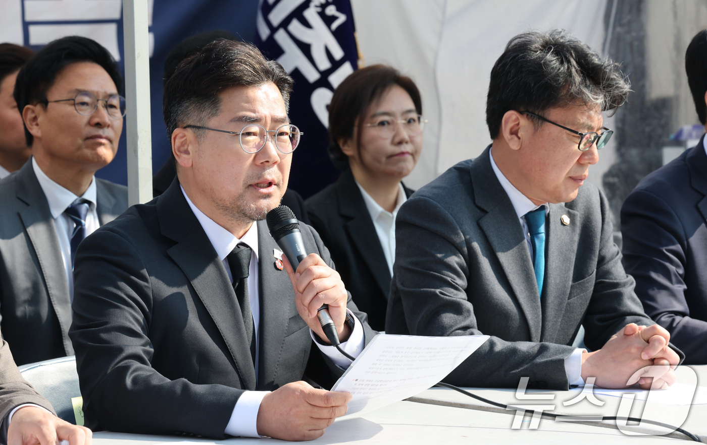 (서울=뉴스1) 임세영 기자 = 박찬대 더불어민주당 원내대표가 3일 서울 종로구 광화문 앞 민주당 천막당사에서 열린 정책조정회의에서 발언하고 있다.  2025.4.3/뉴스1