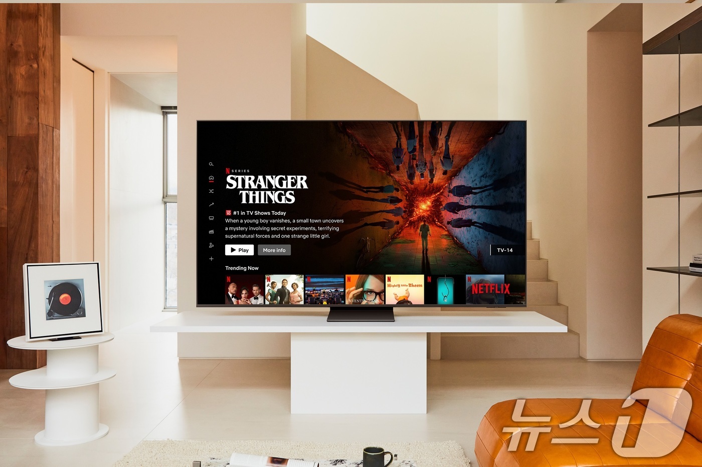 (서울=뉴스1) = 삼성전자가 TV와 모니터에서 더 선명한 화질을 제공하는 'HDR10+' 기술을 적용한 넷플릭스 콘텐츠를 즐길 수 있다고 3일 밝혔다.사진은 삼성전자 TV에서 더 …