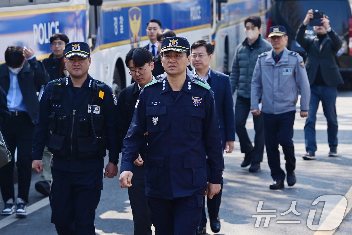 (서울=뉴스1) 이승배 기자 = 박현수 서울경찰청장 직무대리가 윤석열 대통령 탄핵 심판 선고를 하루 앞둔 3일 오전 서울 종로구 헌법재판소 주변 경비 대책 현장점검을 하고 있다. …