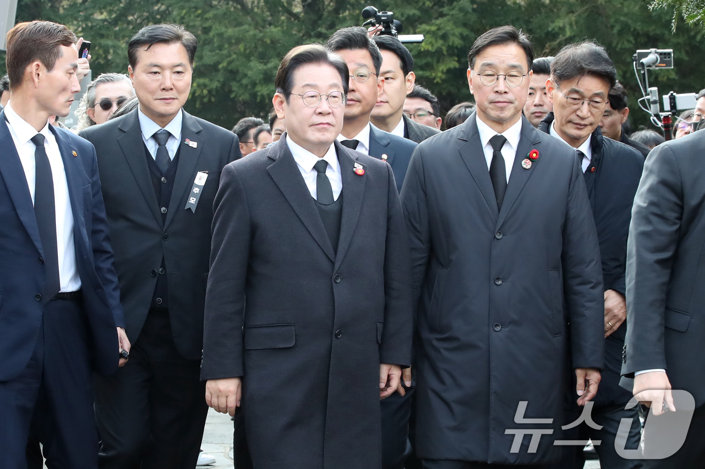 (제주=뉴스1) 오현지 기자 = 이재명 더불어민주당 대표가 3일 오전 제주시 봉개동 제주4·3평화공원에서 열린 제77주년 제주4·3 추념식에 참석하고 있다. (제주도사진기자회. 재 …