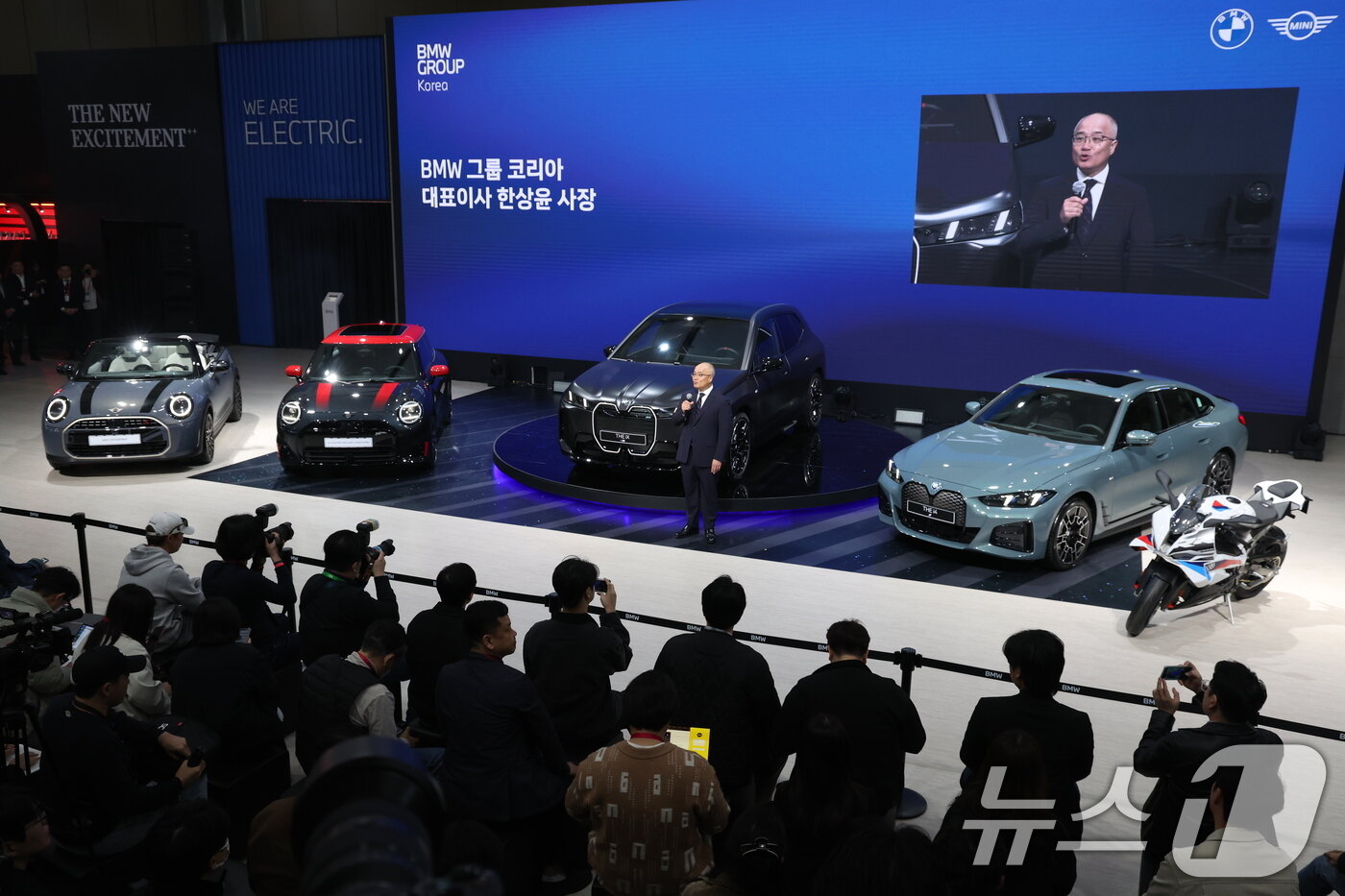 본문 이미지 - 한상윤 BMW 그룹 코리아 대표이사 사장이 3일 경기도 고양시 킨텍스에서 열린 2025 서울모빌리티쇼에서 BMW THE iX 등을 공개하고 있다. 2025.4.3/뉴스1 ⓒ News1 김명섭 기자