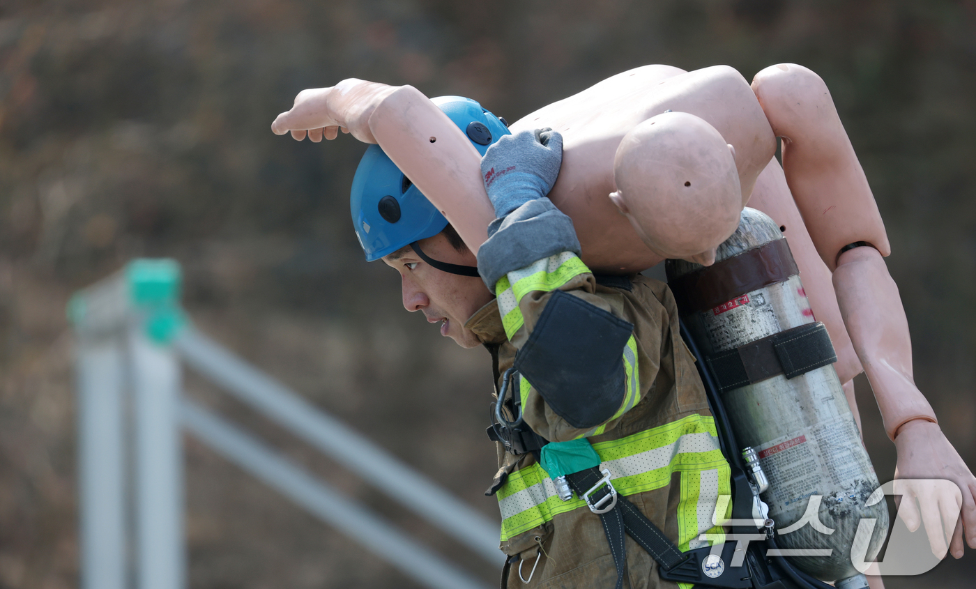 (용인=뉴스1) 김영운 기자 = 3일 오전 경기 용인시 처인구 경기도소방학교에서 열린 '2025년 경기도 소방기술경연대회'에서 참가자가 '최강 소방관' 종목에서 기량을 뽐내고 있다 …