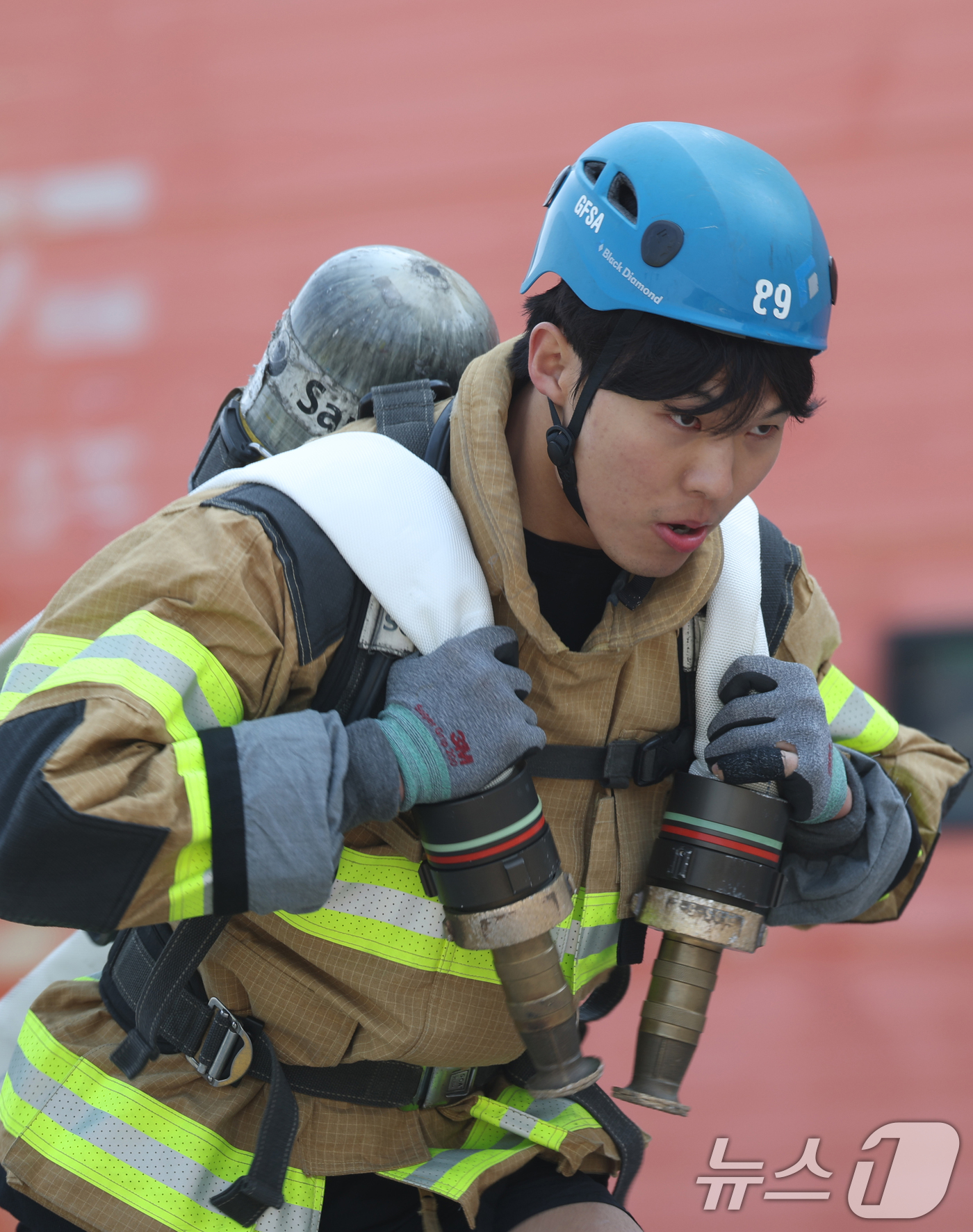 (용인=뉴스1) 김영운 기자 = 3일 오전 경기 용인시 처인구 경기도소방학교에서 열린 '2025년 경기도 소방기술경연대회'에서 참가자가 '최강 소방관' 종목에서 기량을 뽐내고 있다 …