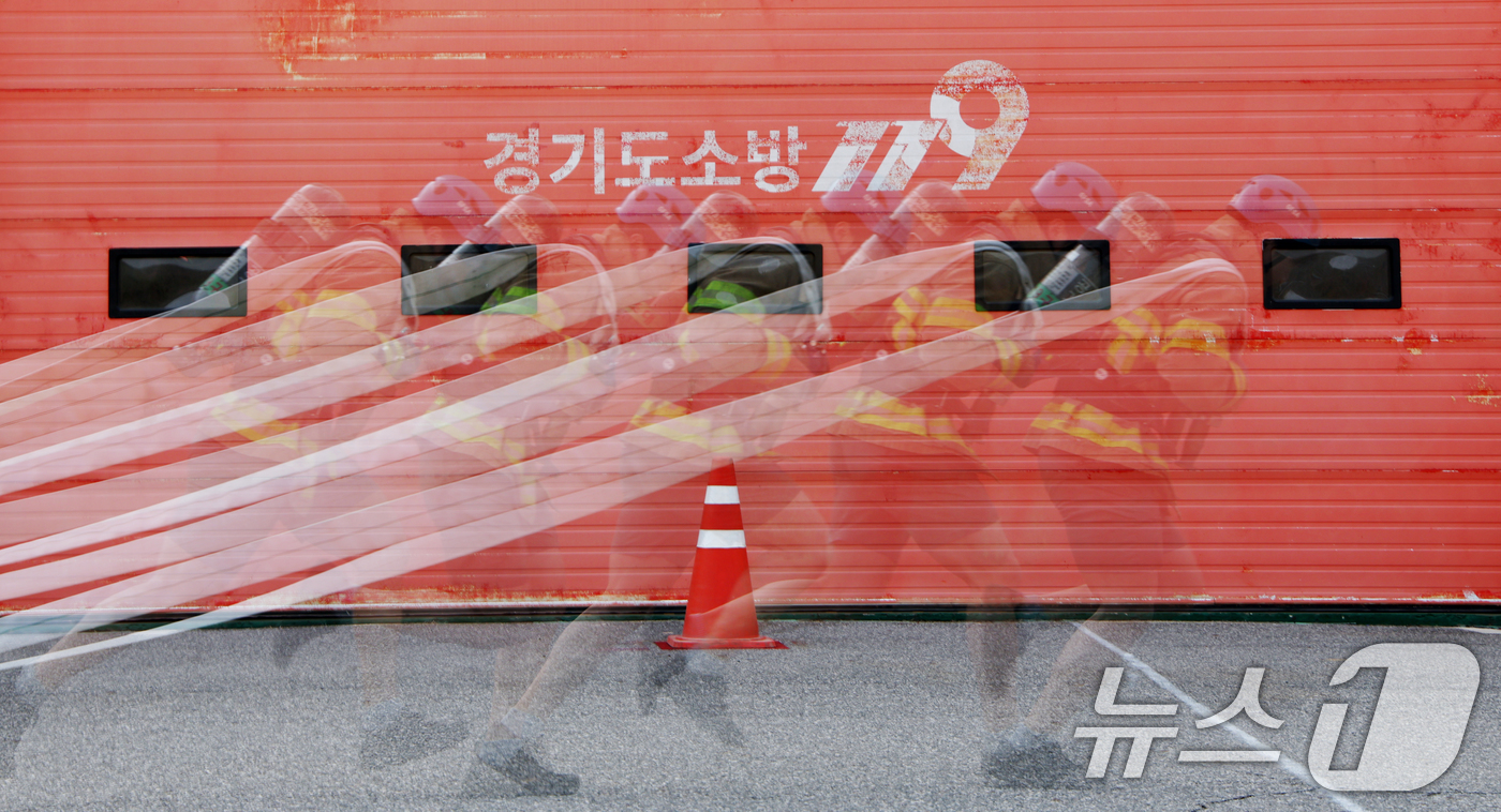 (용인=뉴스1) 김영운 기자 = 3일 오전 경기 용인시 처인구 경기도소방학교에서 열린 '2025년 경기도 소방기술경연대회'에서 참가자가 '최강 소방관' 종목에서 기량을 뽐내고 있다 …