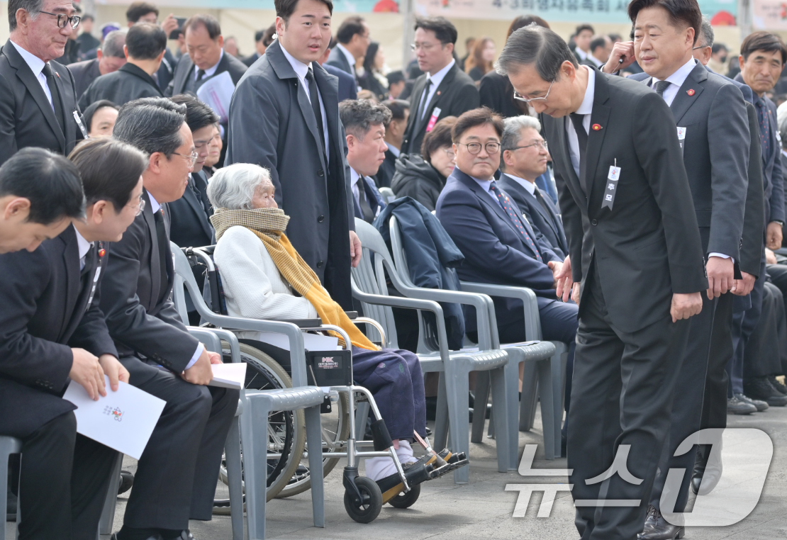 (제주=뉴스1) 오현지 기자 = 한덕수 대통령 권한대행 국무총리가 3일 제주시 봉개동 제주4·3평화공원에서 열린 제77주년 4·3 희생자 추념식에 입장하며 이재명 더불어민주당 대표 …