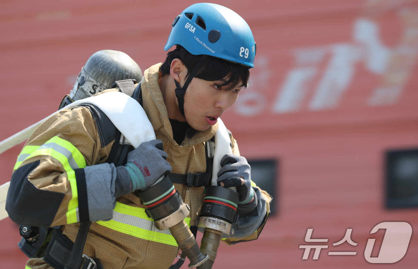 (용인=뉴스1) 김영운 기자 = 3일 오전 경기 용인시 처인구 경기도소방학교에서 열린 '2025년 경기도 소방기술경연대회'에서 참가자가 '최강 소방관' 종목에서 기량을 뽐내고 있다 …