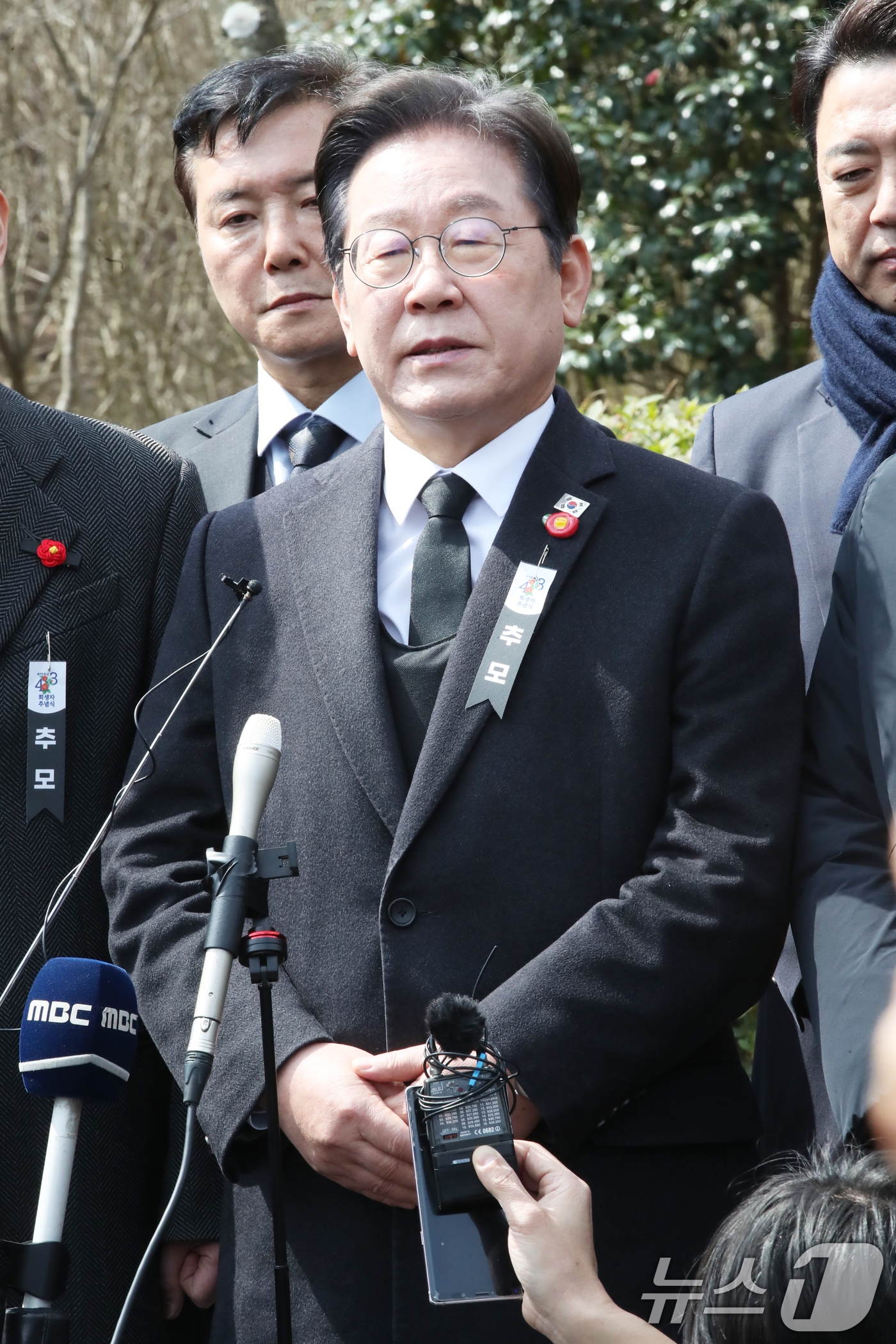 (제주=뉴스1) 오현지 기자 = 이재명 더불어민주당 대표가 3일 오전 제주시 봉개동 제주4·3평화공원에서 열린 제77주년 제주4·3 추념식이 끝난 뒤 취재진 질의에 답변하고 있다. …