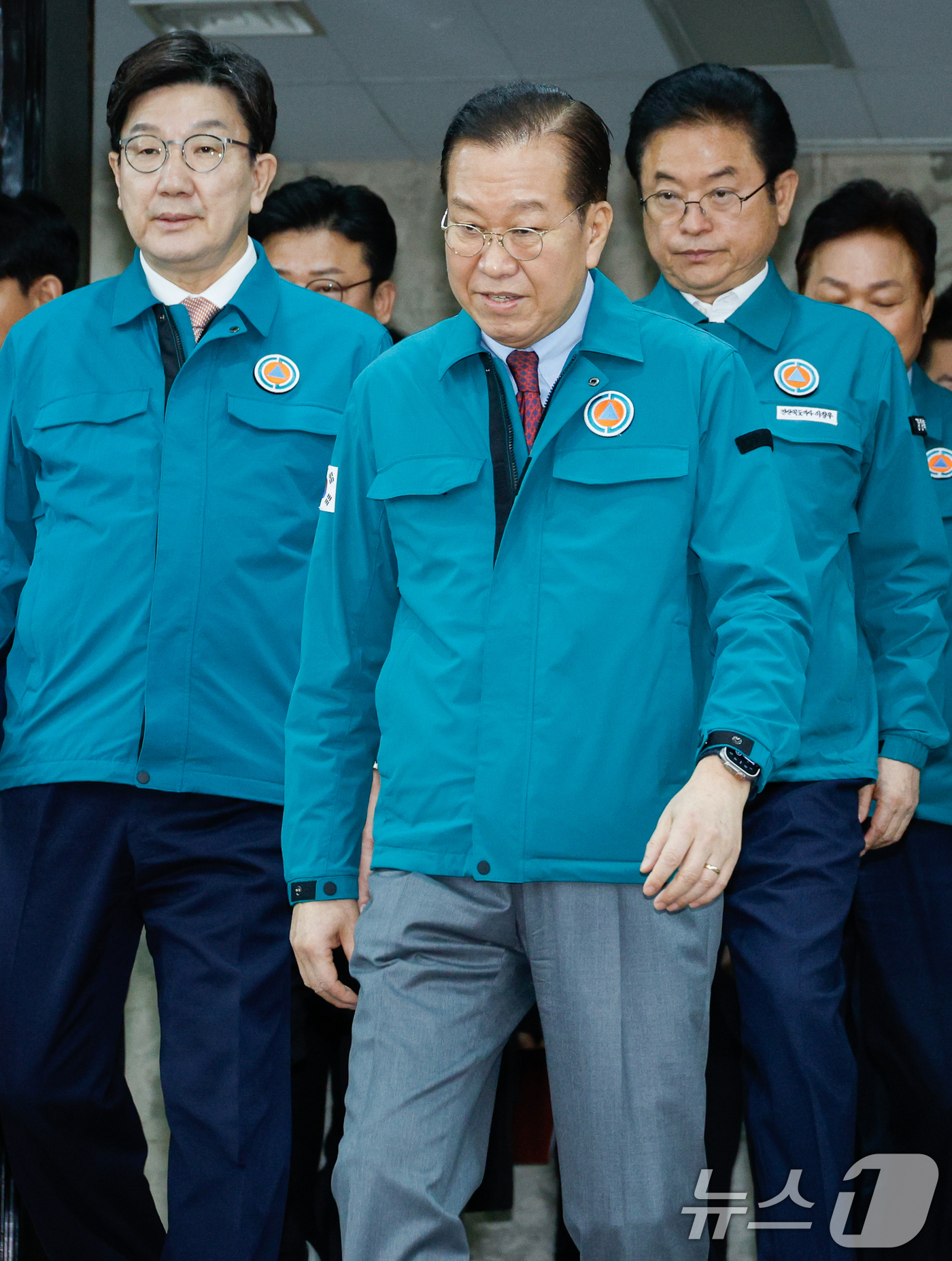 (서울=뉴스1) 안은나 기자 = 권영세 국민의힘 비상대책위원장(가운데), 권성동 원내대표(왼쪽), 이철우 경북도지사가 3일 서울 여의도 국회에서 열린 산불피해 대책마련 당정협의회에 …