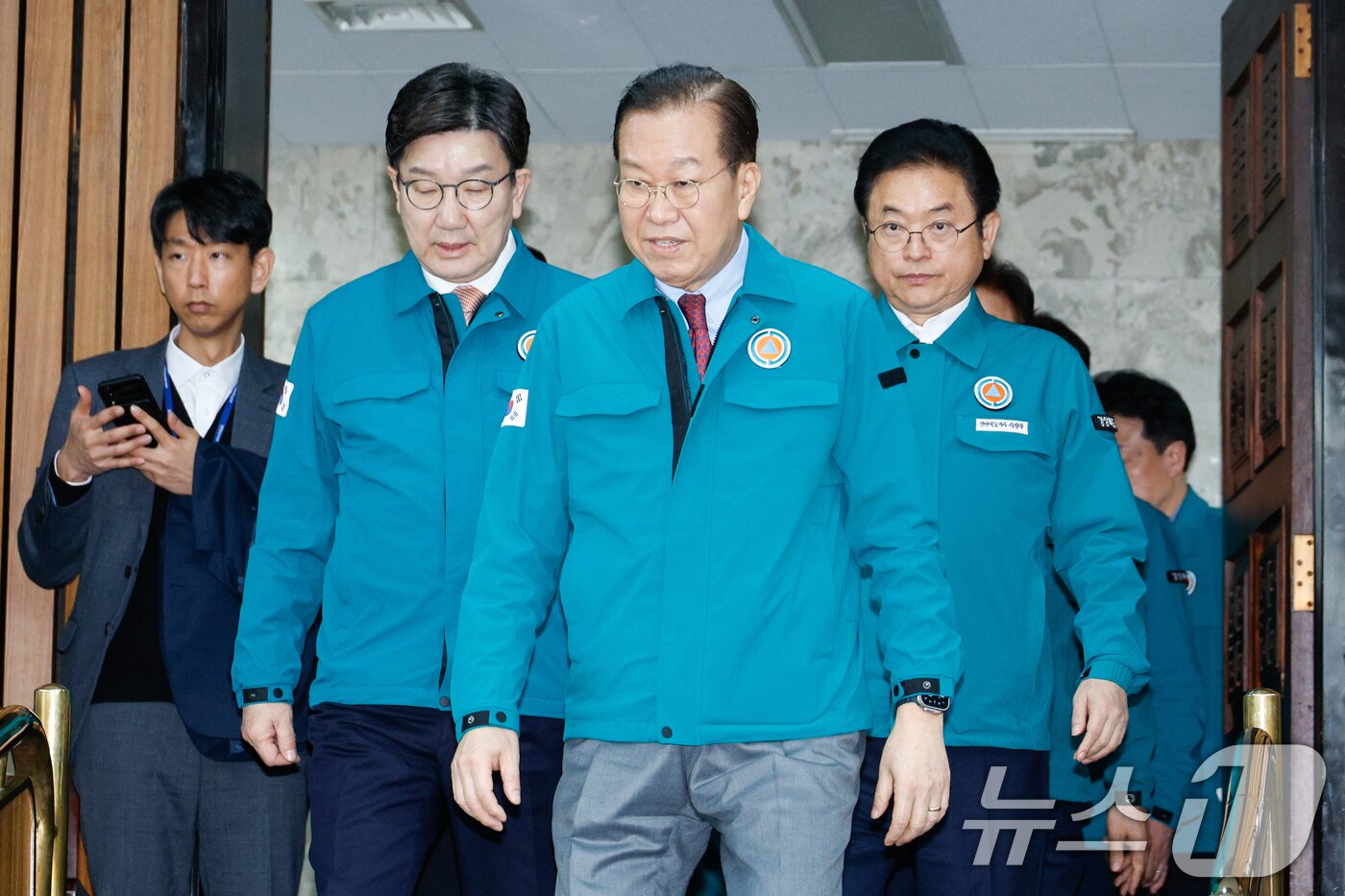 본문 이미지 - 권영세 국민의힘 비상대책위원장(가운데), 권성동 원내대표(왼쪽), 이철우 경북도지사가 3일 서울 여의도 국회에서 열린 산불피해 대책마련 당정협의회에 입장하고 있다. 2025.4.3/뉴스1 ⓒ News1 안은나 기자