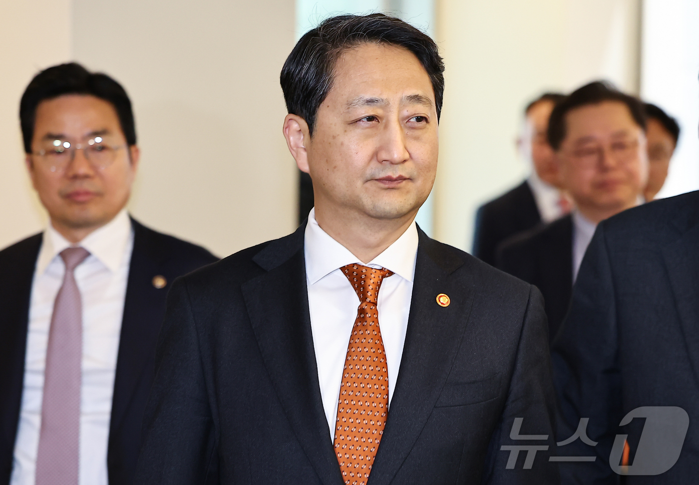 (서울=뉴스1) 김도우 기자 = 안덕근 산업통상자원부 장관이 3일 서울 중구 대한상공회의소에서 열린 민관 합동 미국 관세조치 대책회의에 참석하고 있다. 2025.4.3/뉴스1