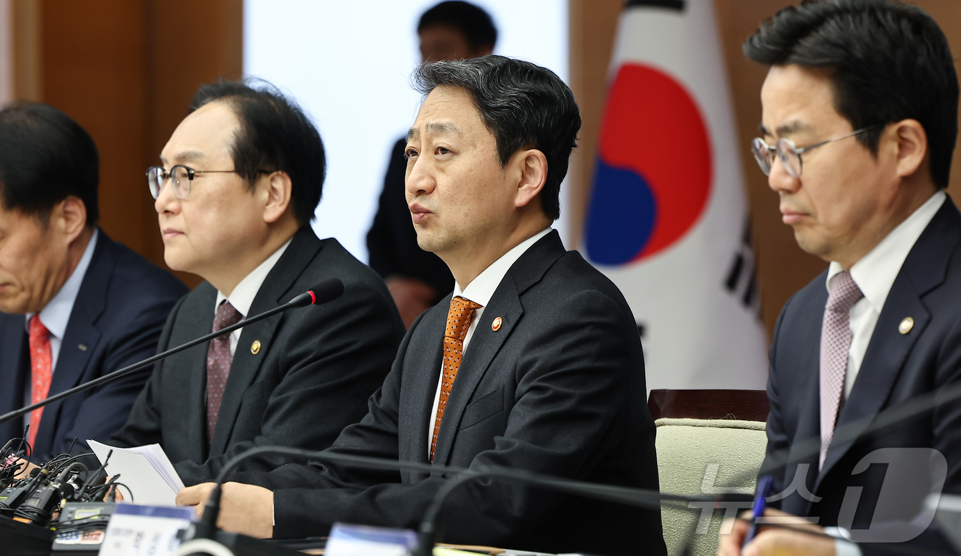 (서울=뉴스1) 김도우 기자 = 안덕근 산업통상자원부 장관이 3일 서울 중구 대한상공회의소에서 열린 민관 합동 미국 관세조치 대책회의에서 모두발언을 하고 있다. 2025.4.3/뉴 …