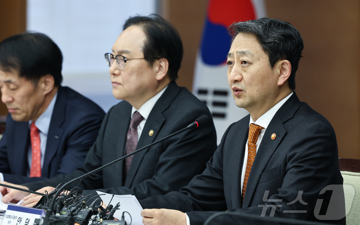 (서울=뉴스1) 김도우 기자 = 안덕근 산업통상자원부 장관이 3일 서울 중구 대한상공회의소에서 열린 민관 합동 미국 관세조치 대책회의에서 모두발언을 하고 있다. 2025.4.3/뉴 …
